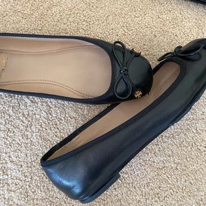 Tory Burch black leather flats in 5/15.